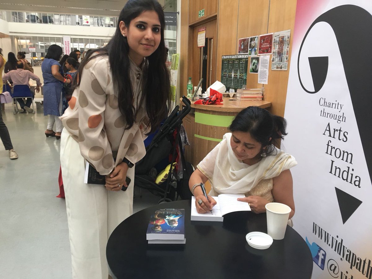 VidyapathUK's tweet photo. Well known author @shrabanibasu_ signing #victoriaandabdul for @asthaksinghania from @firstclasslearning. https://t.co/Mft6eDm0B7