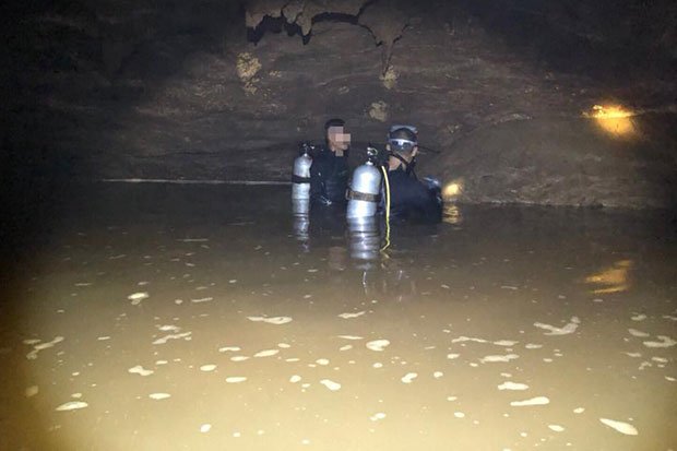 Вертикальная пещера затоплена водой можно найти уровень. Потоп в пещере. Вадское озеро дайвинг. Водолаз в пещере. Подтопленная пещера.