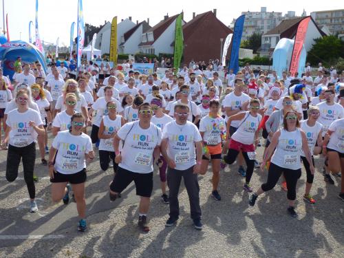Nordlitt's tweet photo. Les adieux très colorés de la Holi Run à Calais (PHOTOS) https://t.co/n9Medrxt3l https://t.co/xQbbuGY8Hu