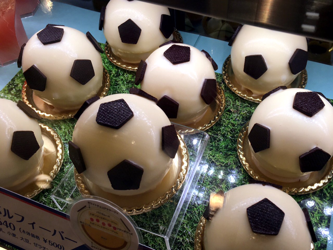 西武池袋本店 グルメレポート Auf Twitter おいしく応援 サッカーボールをかたどったケーキの中身は バニラムースのタルト ラズベリージャムの酸味がアクセントに 期間限定 フースバルフィーバ 税込540円 地下1階 中央a5 ユーハイム ディー マイ