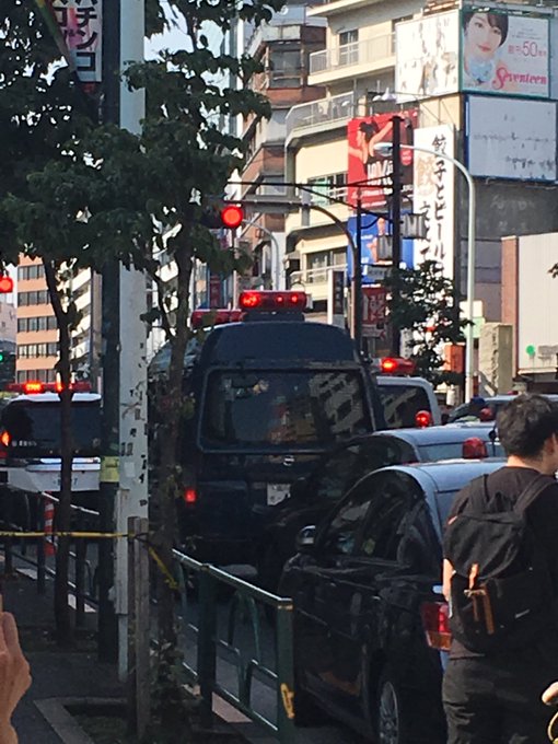 立てこもり事件 代々木駅西口で立てこもり 犯人は刃物を持ち2階からビンを投げている模様 現地の様子 まとめダネ