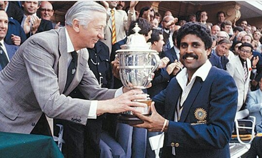 Swagatsarangi07's tweet photo. #ThisDayThatYear in 1983
History was created as #India knuckled down to bag an unthinkable win vs windies to lift the WORLD CUP for 1st time👏❤
This photo will be forever in the memory of every indian and so does the victory😊.
THANK YOU @therealkapildev nd TEAM.
#HistoryWin https://t.co/0iemobOIc0