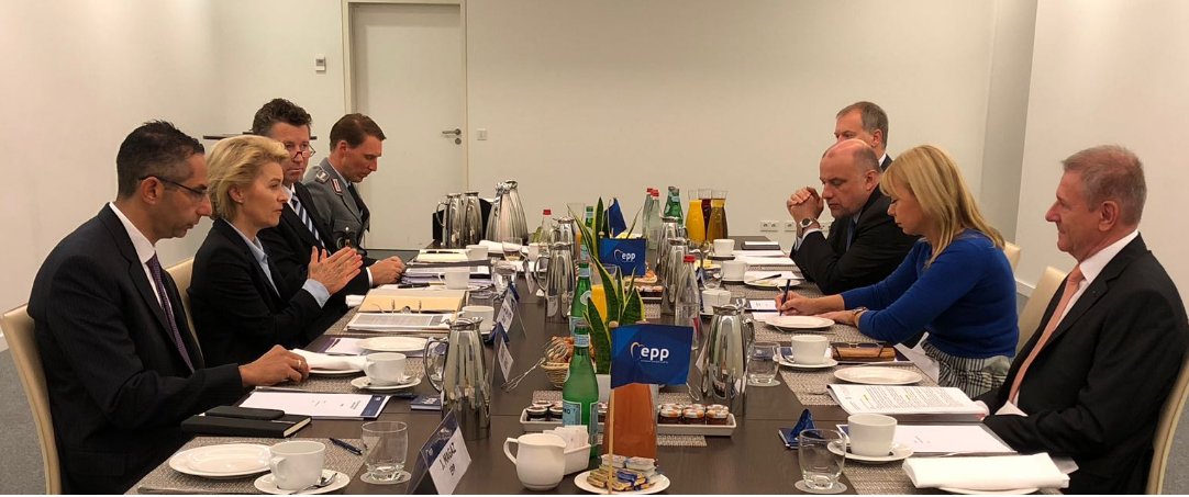 EPP's tweet photo. A #EuropeanDefenceUnion &amp; #PESCO topped the agenda when #EPP Defence Ministers met in 🇱🇺 ahead of today's #EUDefence meeting of 🇪🇺Defence Ministers. The meeting was chaired by Ursula #VonDerLeyen and attended by Comm. @EBienkowskaEU, @AngelidesSavvas, #Luik &amp; #Benko. https://t.co/JHM6WDCJU9