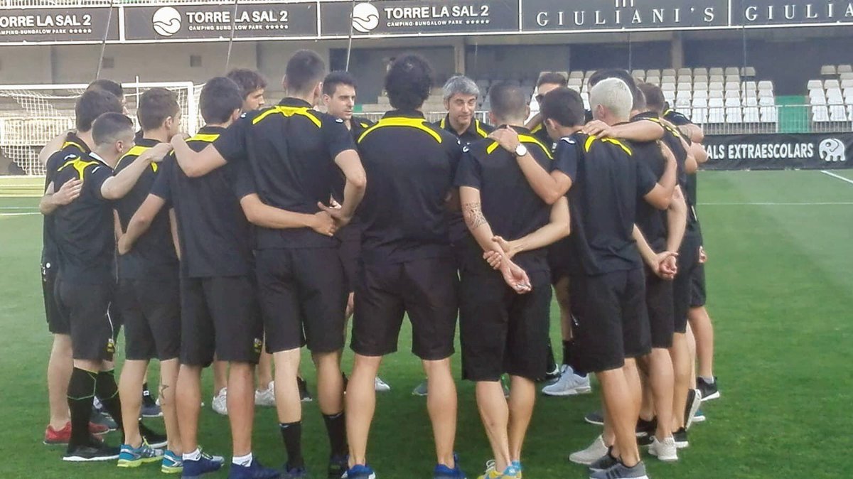 anderarbeloa's tweet photo. Orgulloso de todos!! Esta vez no pudo ser pero cabeza bien alta porque lo dimos todo. De un grupo de jugadores creamos una familia y eso es lo que nos ha llevado hasta el final. El fútbol nos dará otra oportunidad. Aupa PORTU! https://t.co/btk9p5vlZo