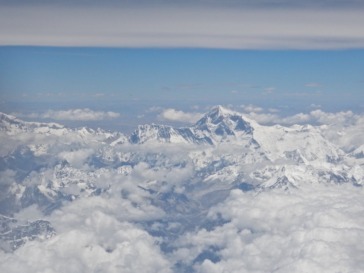 TimOsbornClim's tweet photo. Amazing view of Everest flying back from #WorldDendro in Bhutan last week https://t.co/TooQvaKLDO