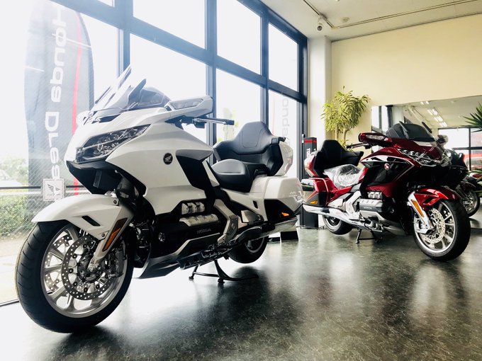 ホンダドリーム鹿児島 ドリカゴ店長です Gold Wing Tour ただ今2台展示中 情熱のレッド とラグジュアリーのホワイト ホワイトはご成約を頂いているので触れたり跨ったりは出来ませんがご自身の目でカラー スタイルをご確認頂けます 気になる