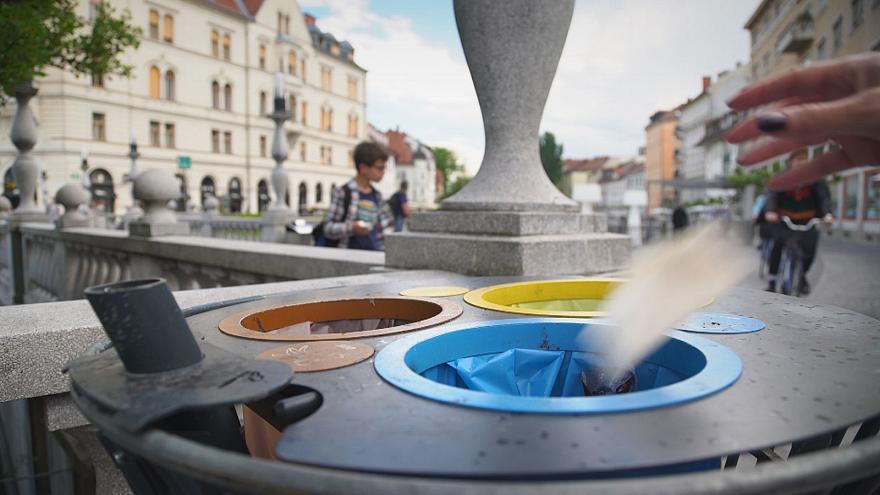 Waste is money! Discover the #circulareconomy in action in Ljubjana RCERO waste treatment centre, 170.000 tons of waste treated annually, 98% is recycled ! #Readytochange #PlasticsStrategy #InvestEU via <a href="/euronews/">euronews</a> euronews.com/2018/06/20/how… youtube.com/watch?v=4jefJT…