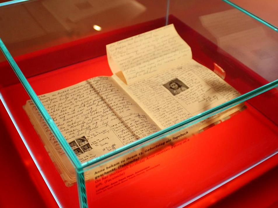 bodleianlibs's tweet photo. The Diary of a Young Girl by Anne Frank was originally published on 25 June 1947. This image shows Frank's original diary at the Anne Frank Zentrum.

Books have power. Books can speak truth to power. https://t.co/mCUikN4D4z
