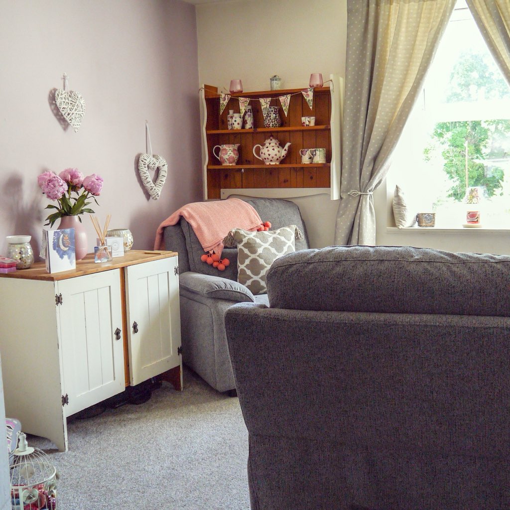 jottiesjournal's tweet photo. Monday motivation! Get the spring in your step and start Monday’s right. A tidy home = a tidy mind as they say. To get yourself into a routine > https://t.co/inMcjtp75r #cleaning #cleaningtips #cleaninghacks #homehacks #mondaymotivation #housework #organised #mumlife #mum #home https://t.co/R1ZMhACUlL