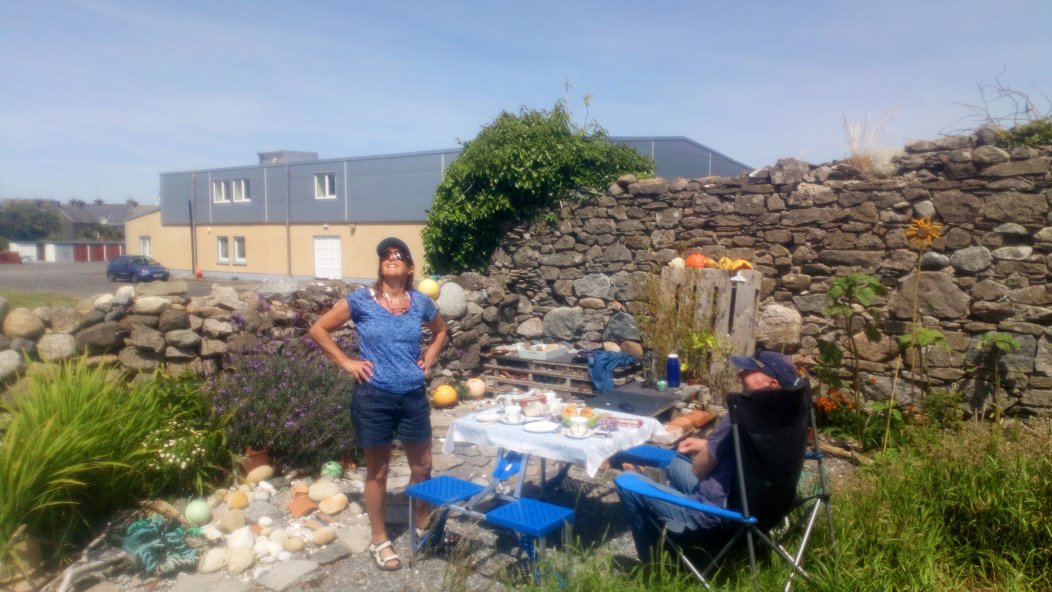 cathymc9781's tweet photo. My friend Anne Mchale the gardener in her creative cosy corner garden #EaskeycommunitycCoSligo a wonderful community campsite in a beautiful village nect to the seashore look up #Pollgorm sea pool and #macgowans pub for traditional music session this Thursday june 26 https://t.co/ua6xCjJPF6