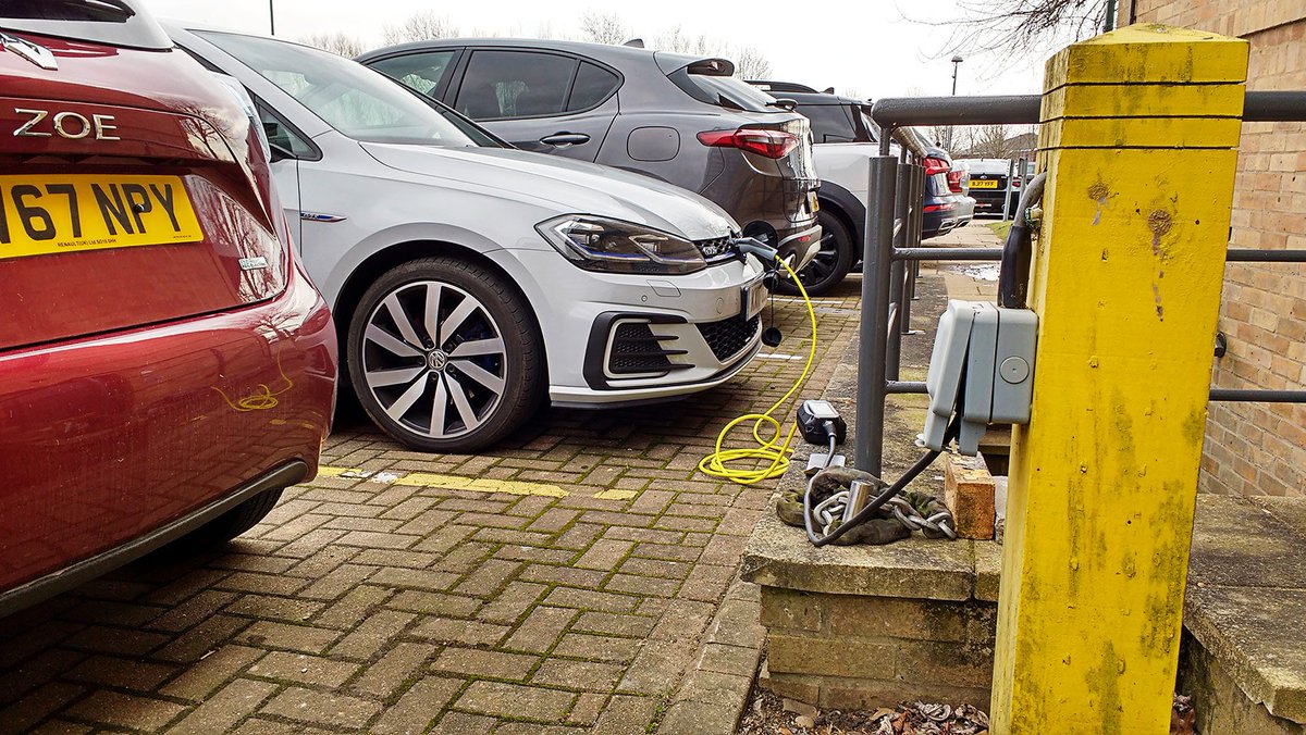 CARmagazine's tweet photo. Life with our (rarely plugged-in) #Volkswagen Golf GTE

https://t.co/4d4Ah9gtSO https://t.co/4gHzYWuqtH