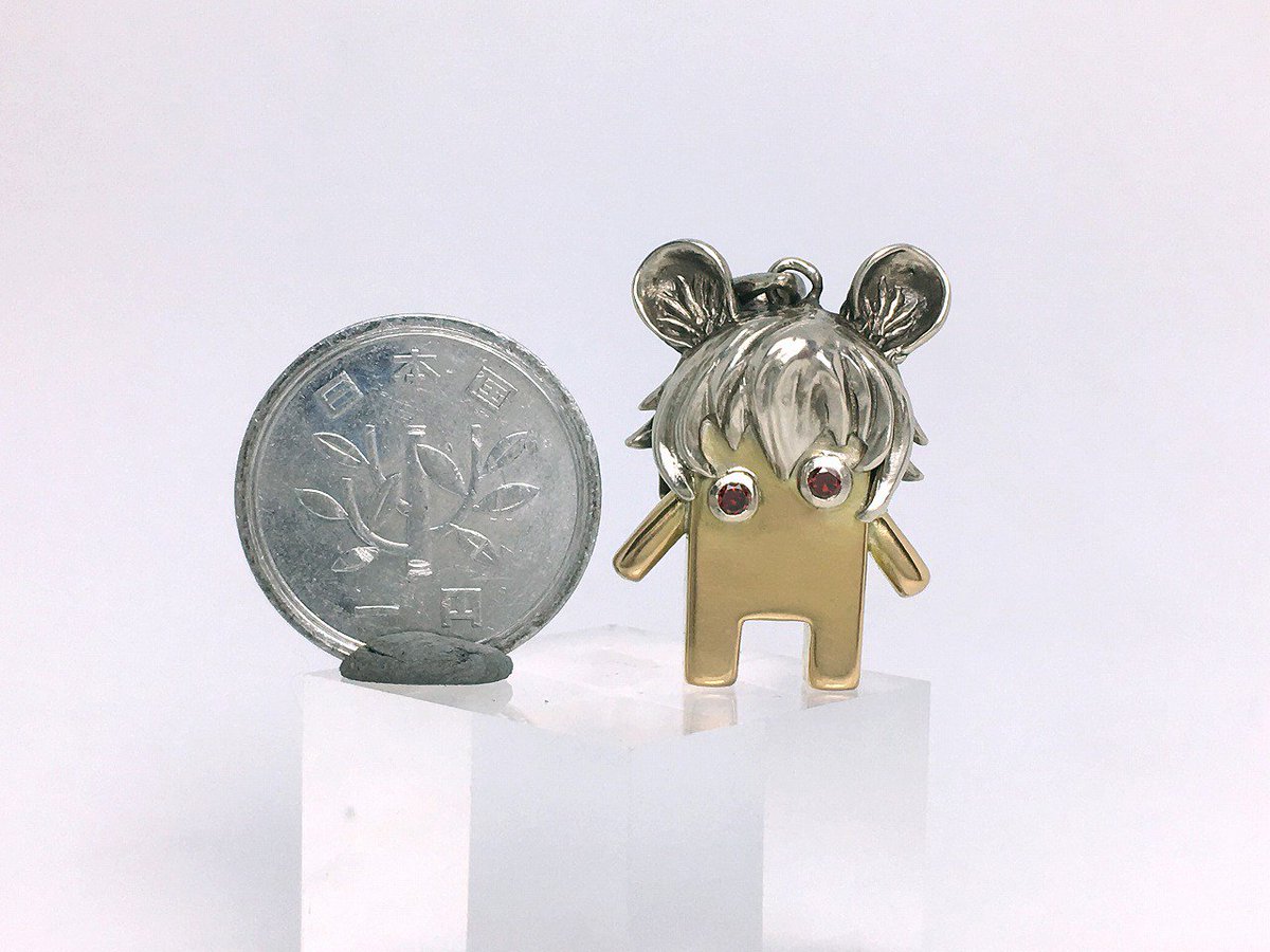 Rainman 春例大祭d13a東方メタルワーク とらねずの人 ことwillowさん Willow8713 がニコ動投稿数00本達成で マジかよスゲーな お祝いしたい って思ったけど絵は描けないのでまな板ペンダントを金と銀で作りました Q いやぁホント凄いよ毎日かかさ