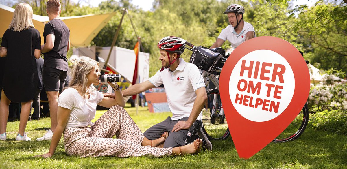 RodeKruis's tweet photo. Steeds vaker zitten onze #hulpverleners op de fiets. Zo zijn ze sneller ter plekke en soms is dat het verschil tussen leven en dood. Deze Rode Kruis Week komen onze #collectanten langs de deur voor onder andere deze #biketeams: https://t.co/AGT8apqWuA #RKW18 #collecte https://t.co/quJwYWGto8