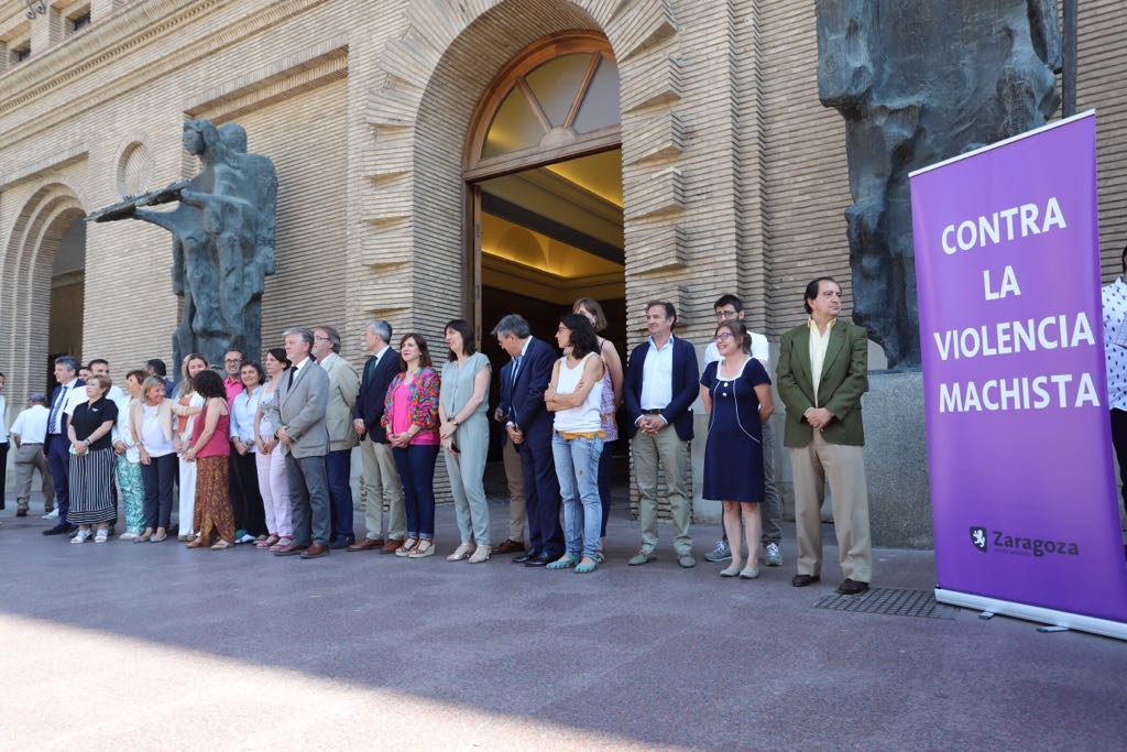 arainfonoticias's tweet photo. [AMPLIACIÓN] El Ayuntamiento de Zaragoza declara luto oficial de 24 horas por el asesinato machista y la Corporación municipal se concentra a las puertas del Consistorio: https://t.co/OUrXGwdjtP #feminicidio #NiUnaMenos https://t.co/OGlV9ApOXe