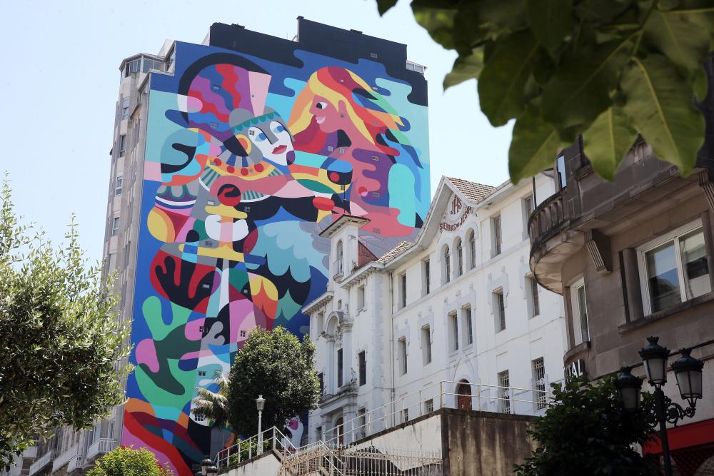 VigoCB's tweet photo. Vigueses y visitantes, enamorados de los 15 nuevos murales del programa @VigoCiudadColor ➡️https://t.co/JcEMHigEh9 https://t.co/oPDRVageer