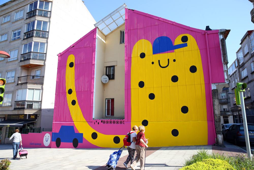 VigoCB's tweet photo. Vigueses y visitantes, enamorados de los 15 nuevos murales del programa @VigoCiudadColor ➡️https://t.co/JcEMHigEh9 https://t.co/oPDRVageer