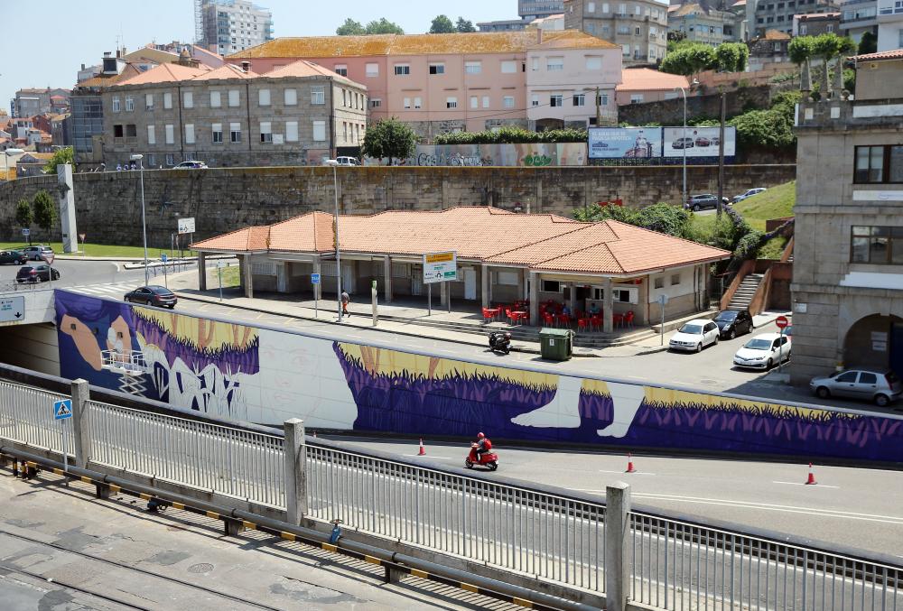 VigoCB's tweet photo. Vigueses y visitantes, enamorados de los 15 nuevos murales del programa @VigoCiudadColor ➡️https://t.co/JcEMHigEh9 https://t.co/oPDRVageer