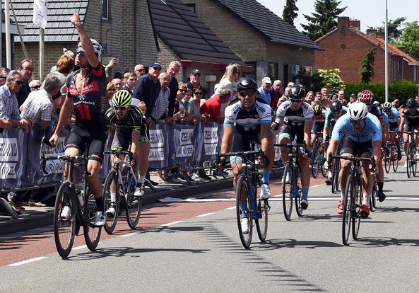 NK-sfeertje in Philippine, met Zeeuwse medaille en anonieme Sven Kramer.

pzc.nl/zeeuwse-sport/…