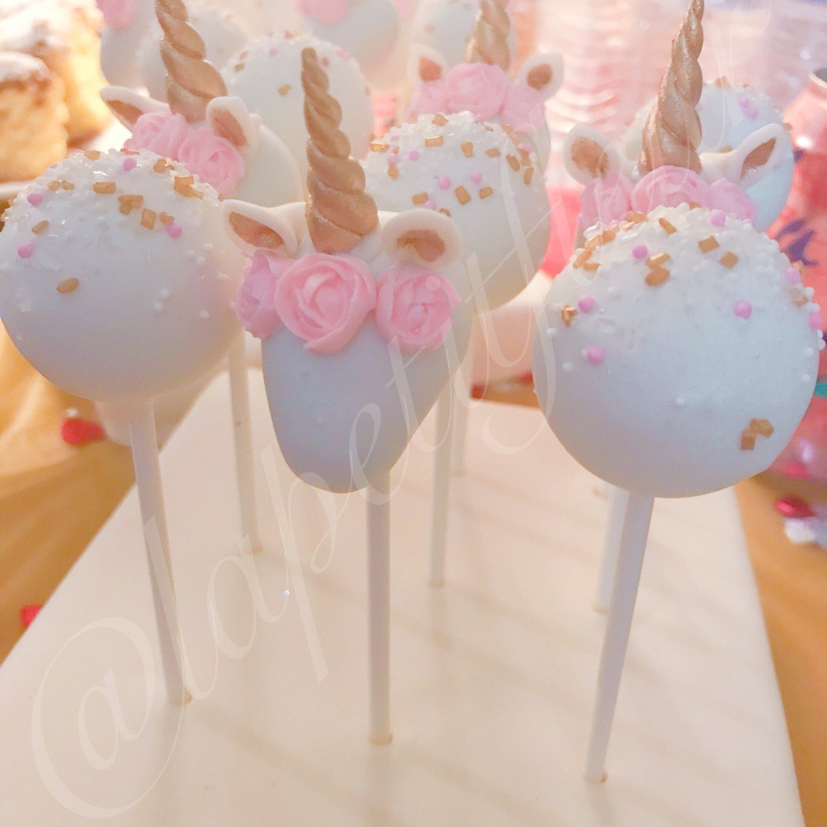 la_Petit_fleur_'s tweet photo. #magical #PinkandRoseGold #unicorncakepops 🦄🦄🦄 #unicorn https://t.co/jAhnmYZrph
