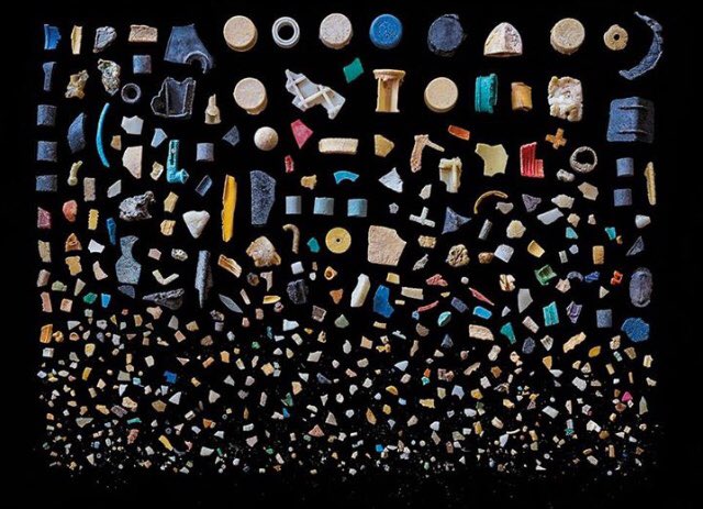 pieldeatun's tweet photo. Estas son 276 piezas de #plástico que sacaron del estómago de un polluelo de albatros de las islas Midway, en mitad del pacífico norte. Hay desde tapones de botellas a microplásticos. Éstas islas están a miles de kilómetros de tierra firme. 
@Vivirsinplastic https://t.co/Z4MghQiY0D