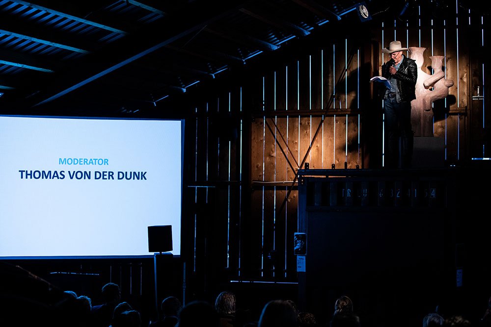Herengracht Industrie Prijs (@industrieprijs) on Twitter photo Moderator Thomas von der Dunk las een column voor over de vergankelijkheid van interieur architectuur – een lot dat volgens hem ook de winnaar van de H.I.P. 2018 gaat treffen. #HerengrachtIndustriePrijs2018 <a href="/bedauxdebrouwer/">Bedaux de Brouwer</a> Moderator Thomas von der Dunk las een column voor over de vergankelijkheid van interieur architectuur – een lot dat volgens hem ook de winnaar van de H.I.P. 2018 gaat treffen. #HerengrachtIndustriePrijs2018 <a href="/bedauxdebrouwer/">Bedaux de Brouwer</a>