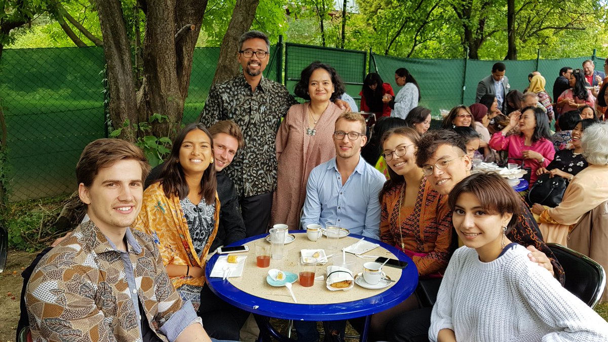 witjaksono_adji's tweet photo. Kami selenggarakan Open House dalam rangka Idul Fitri 1439H kemarin. Senang melihat kehadiran masyarakat Indonesia di Austria/Slovenia serta warga Austria &amp; asing lainnya pada acara tsb. https://t.co/66XSIsgM2M