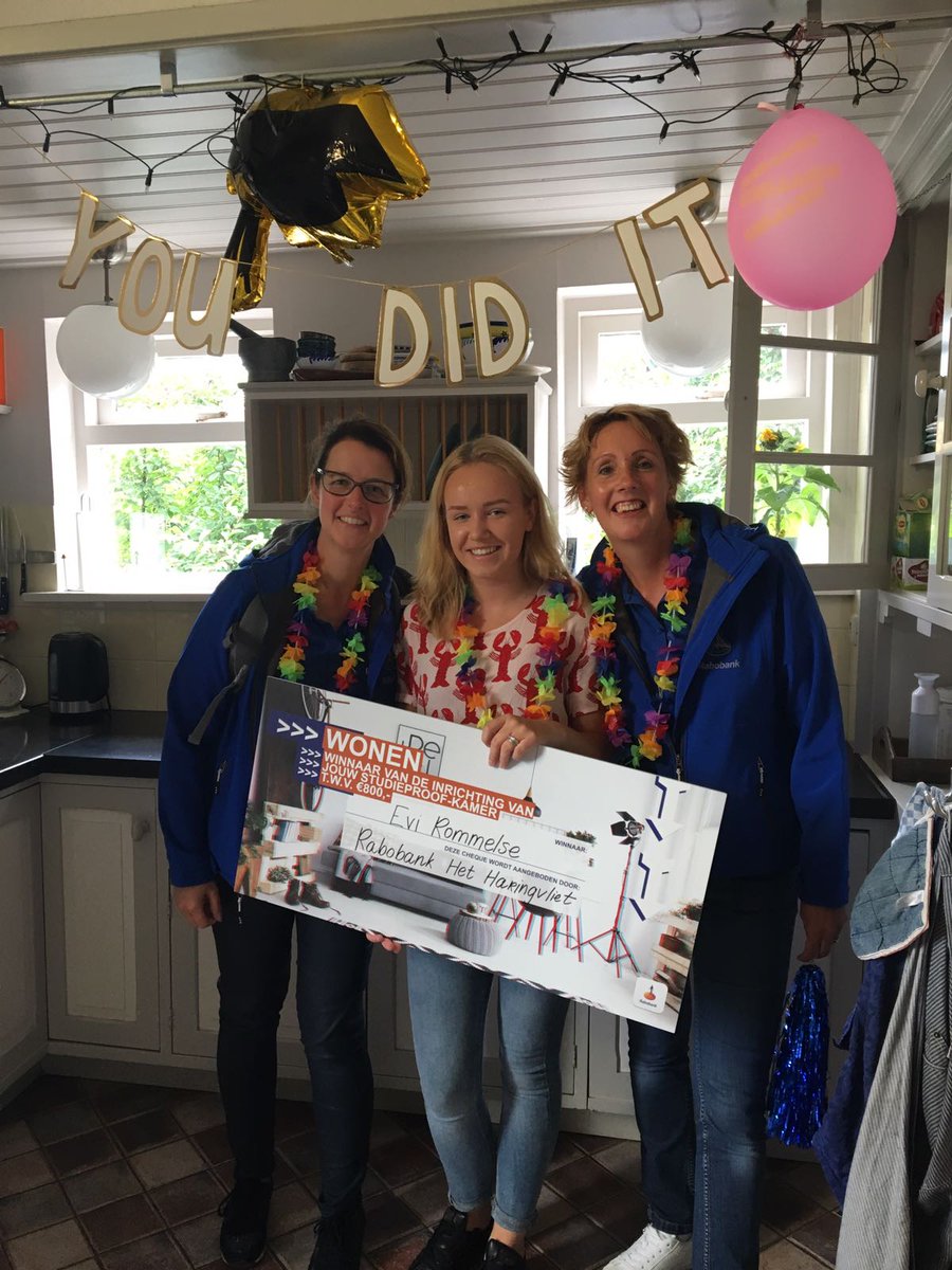 Afgelopen vrijdag was de grote dag om de prijs uit te reiken van de Landelijke Actie Geslaagd en door....... Evi Rommelse uit Strijen was de gelukkige die de cheque ter waarde van €800,-- voor het inrichten van de studieproof-kamer in ontvangst mocht nemen.  @RaboHHV, #geslaagd.