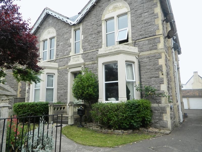 AveryWSM's tweet photo. NEW - TOWN CENTRE - £285,000
This double fronted ground floor flat features 2 reception rooms, 2 basement rooms, a double width garage parking and a large garden. It would be very hard to find a ground floor flat that offers as much space as this one.
https://t.co/GwbawnRKv5 https://t.co/sE0TTuRghx