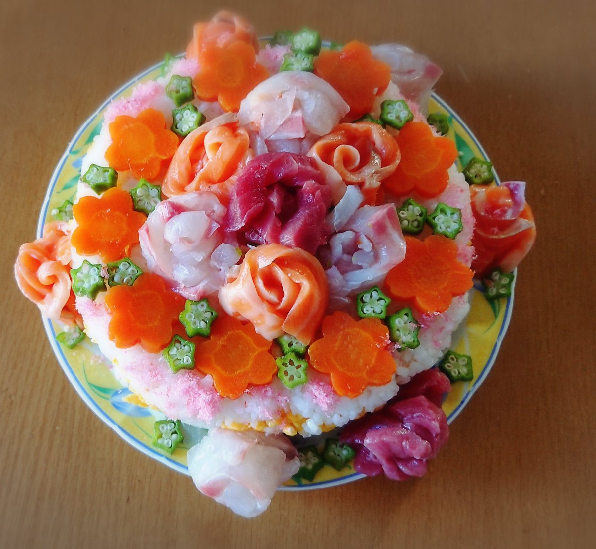 ひろみ 次女の誕生日夕飯リクエスト 鮪で紫陽花作って 紫陽花なんて色的にも形状も無理だどあほうー S D とりあえず紫陽花は無理だけど花を作るにして半日試行錯誤 なんとかお寿司ケーキ完成 人参とオクラはだし汁で味付け 誕生日