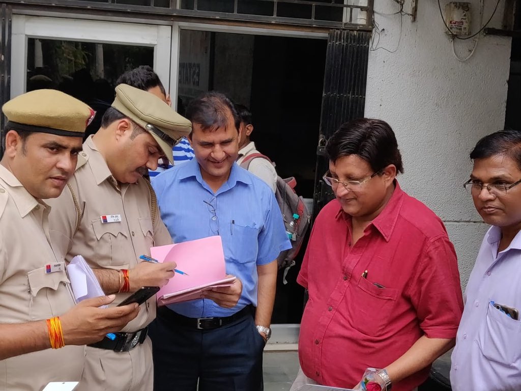 pleg4life's tweet photo. we are now in JanakPuri along with @DelhiPolice and @DCPWestDelhi reprimanding and cutting challans against the offenders smoking freely in public areas. You can join the movement too! Follow us &amp; tweet with hashtag #PledgeForLife #TobaccoFreeIndia @aaprajeshrishi https://t.co/OkHvNH1OcT