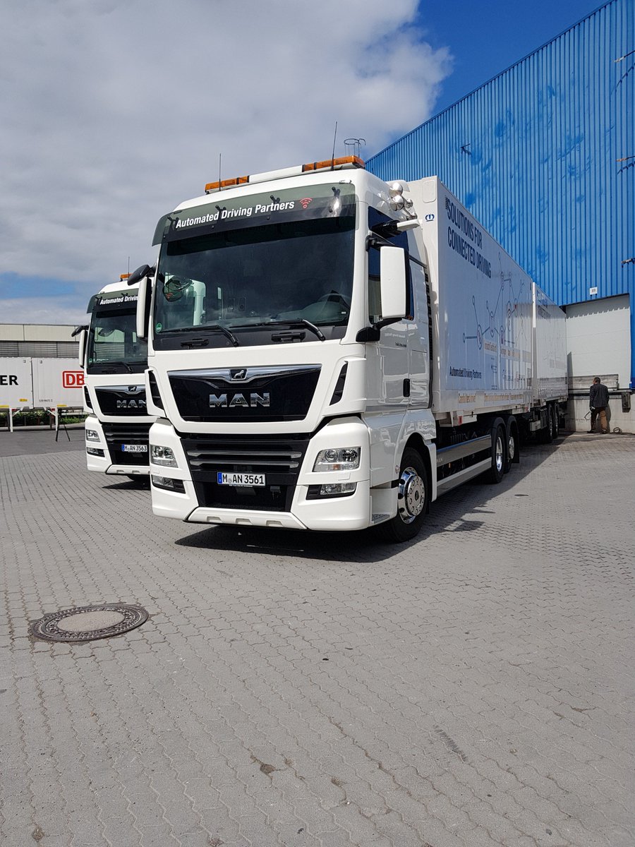 Fahren wie am Schnürchen: Auf der A9 Richtung Nürnberg gehen zwei miteinander vernetzte Lkw in den deutschlandweit ersten Regelbetrieb. #MAN #DB Schenker
