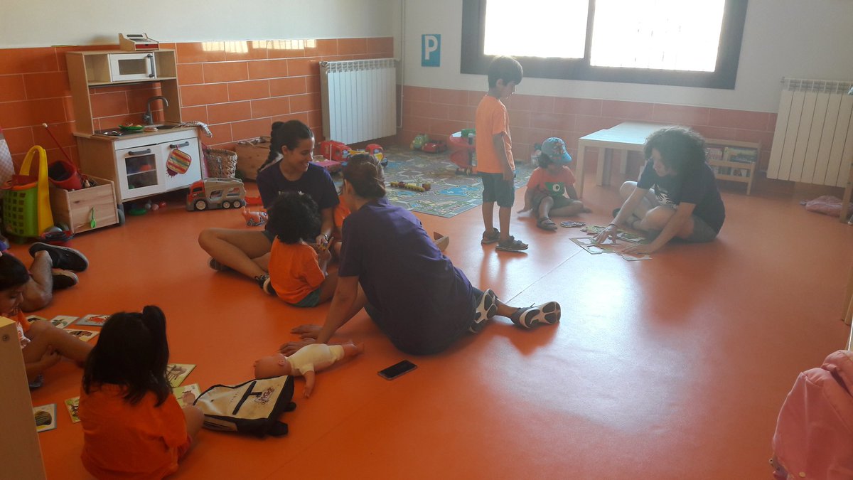 Fundperetarres's tweet photo. Ja han començat els casals d'estiu de @Fundperetarres Els més petits del CS Poblenou gaudeixen amb jocs educatius #vacancespercreixer #capinfantsensecolonies https://t.co/yKh7GmL2hI