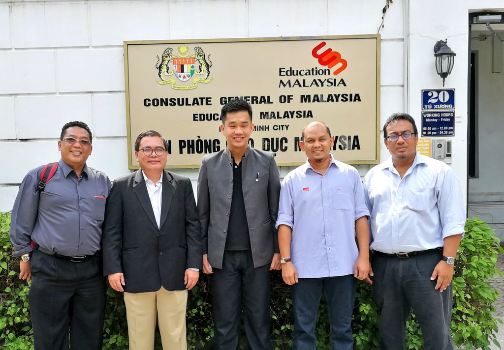 zakhir69's tweet photo. Kunjungan hormat kpd En Beo Chong Wai Kit-Consul(Education) Office Of Education Malaysia di HCMC.

Byk maklumat diperolehi dr beliau bagi merangka program bersama Universiti &amp; Kolej tempat.

#iLoveMaintenance
#CWorksTerbaik

@chedetofficial @RamlanMFA @MalaysiaMFA @matrade https://t.co/btQhHLKlNm