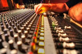 LaCuriositeRTL's tweet image. CURIOSITE DU JOUR - Aéroport de Paris, La SNCF, Peugeot... Comment une marque crée-t-elle son identité sonore ? On pose la question dès 14h30 à @MBoumendil, président de l'Agence @SixiemeSon @SidonieBonnec @mediathom