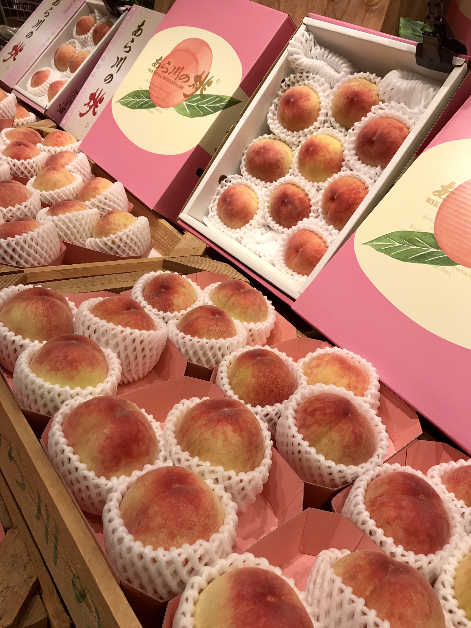 Hankyu Food News 今年もこの季節がやって来ました 桃源郷とも呼ばれ 桃の産地として有名な和歌山県紀の川市より あら川の桃が入荷です この時期ならではの豊潤な甘さを あら川の桃 地下2階赤と青 うめはんデパちか Hankyu 阪急うめだ本店