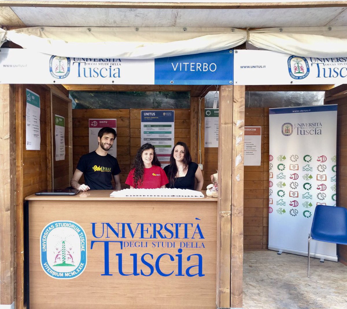 UnitusDistu's tweet photo. L’Unitus a #Caffeina 📚
Ci trovate a piazza San Carluccio, i nostri tutor vi aspettano 😉
#orientamento #WeDistu #UnitusDistu https://t.co/pMYfMOoXvM