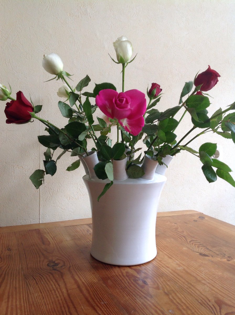 Dat is toch leuk: een tevreden klant stuurt deze foto van een tulpenvaas met bloemen. Onlangs bij mij gekocht in mijn nieuwe atelier.