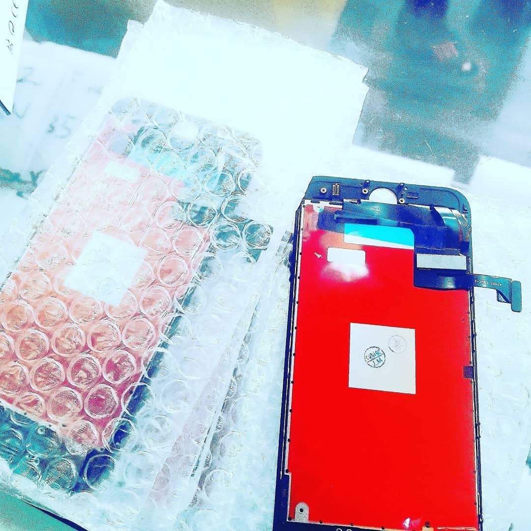 nnam3k's tweet photo. #originalphonescreens 
#buyoriginalphonescreens 
#buyallphonescreens 
#houseoforiginals 
#homeandofficedelivery 
#guarantee 
https://t.co/kaWDTIBEaP
07037233251
#trainedengineers 
#affordable 
#goodprices 
#technology 
#communicatointechnologist 
#wehere https://t.co/jd9bNvlrKP