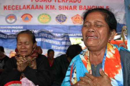 Metro_TV's tweet photo. Doa Keluarga Penumpang KM Sinar Bangun https://t.co/MtOHJ6BnoM https://t.co/uLze8WhTO3