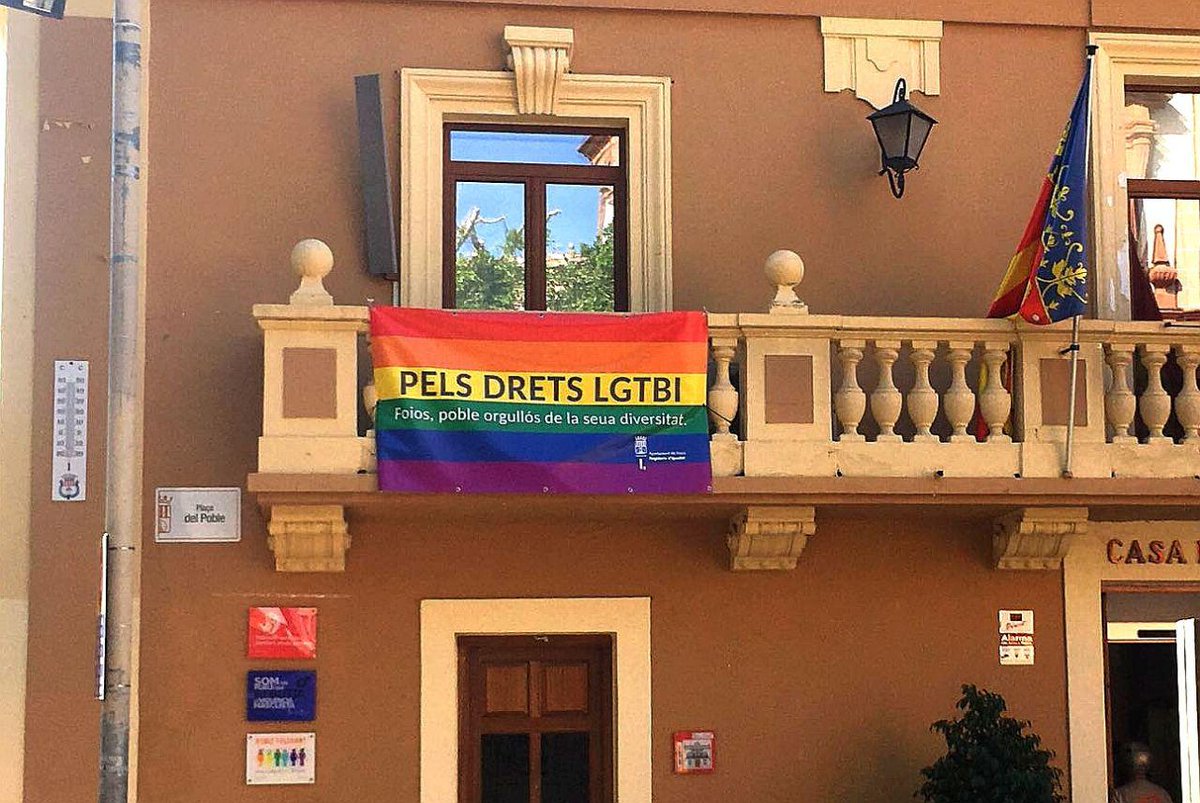 _AlexMico's tweet photo. Vestim l'@AFoios de tolerància i respecte en l'inici de la Setmana pels Drets LGTBI.
Presumim de viure en un poble ben orgullós de la seua diversitat.
#TransformemFoios https://t.co/3LCmAZapQY