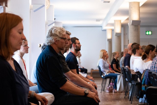 Mind_Events's tweet image. Entspannte Gesichter bei unserer Meditation mit Jon Kabat-Zinn vor zwei Wochen. Was war euer Highlight auf der #MIND2018?