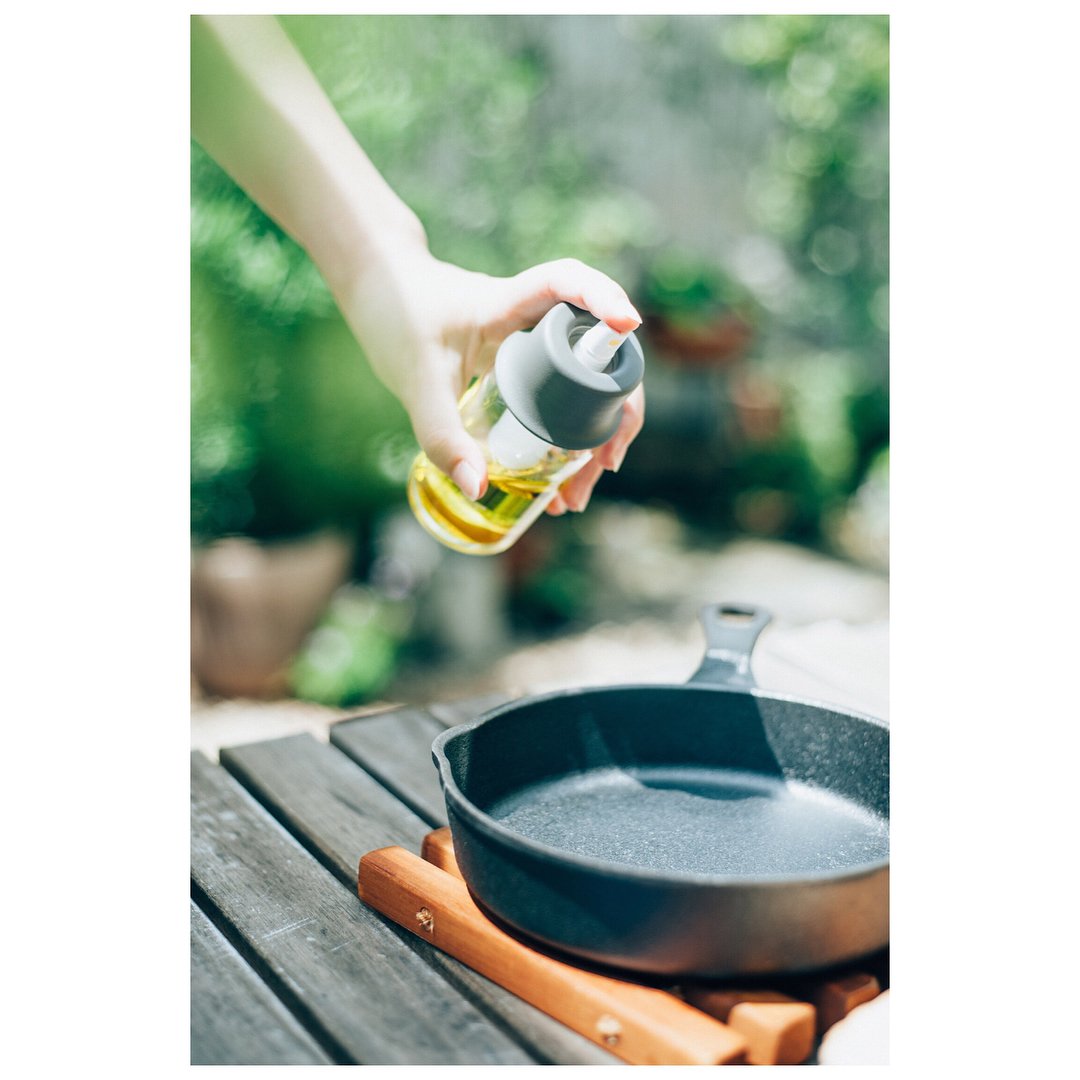 HarioHongKong's tweet photo. Healthy cooking with oil spray (60ml)
An oil spray that can be prepare meals without excess oil.
It can spray small amounts of oil as a fine mist. It can create a healthy cooking oil with lower calories. Original recipe included.
#hariohk #cook #oilspray #OS60TOG #OS60TCGR https://t.co/nqRT0MMso1