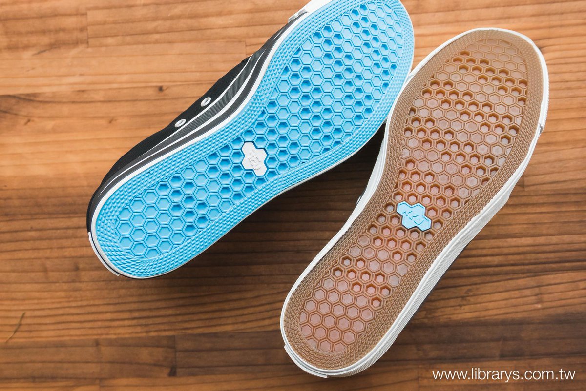 LIBRARYTAIWAN's tweet photo. RFW Rhythm Footwear SANDWICH 升級亮點報你知！
保留 SANDWICH 多片式設計的靈活度及優質的製造工法，
將鞋墊更新以低反發素材製作，鞋舌內側也加入的柔軟的透氣網布，誠意十足的舒適升級超有感！

▍LIBRARY 線上購買 ▍
鞋 ➟ https://t.co/IBVzC5WHOb
@LIBRARYTAIWAN @RFW_TOKYO https://t.co/5CcpKCfZ65