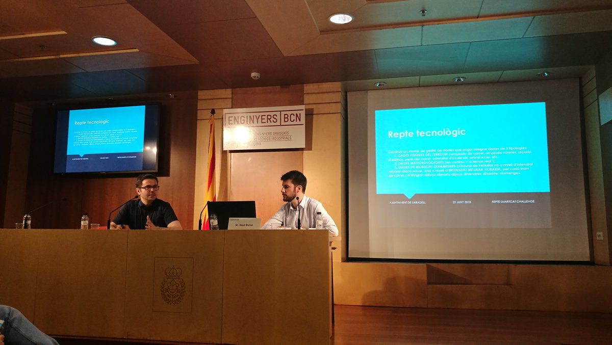 RosaParadell's tweet image. Oriol Llevot de l&apos;@Aj_Sabadell  presenta un repte de medi ambient que es basa en la monitorització de la qualitat de l&apos;aire, ja que Sabadell té uns índex de qualitat de l&apos;aire en algunes zones és pobre, per tal de modelitzar la ciutat #SmartCATChallenge