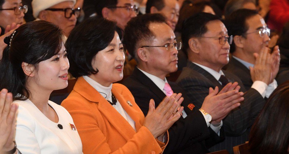 환율 1120원 선 바짝 다가서 7개월 '최고'…세계 무역분쟁·中 지준율 인하 여파
외국인들이 더 이상 한국에 투자를 해봤자 손해를 볼것 같으니
주식을 팔고 나가는거 같다
미,중,일은 일자리가 넘쳐서 호황인데 한국만 대졸실업 40만명이다
그래도 좋다고 좌파에 투표하니 자본이 다 빠져 나간다