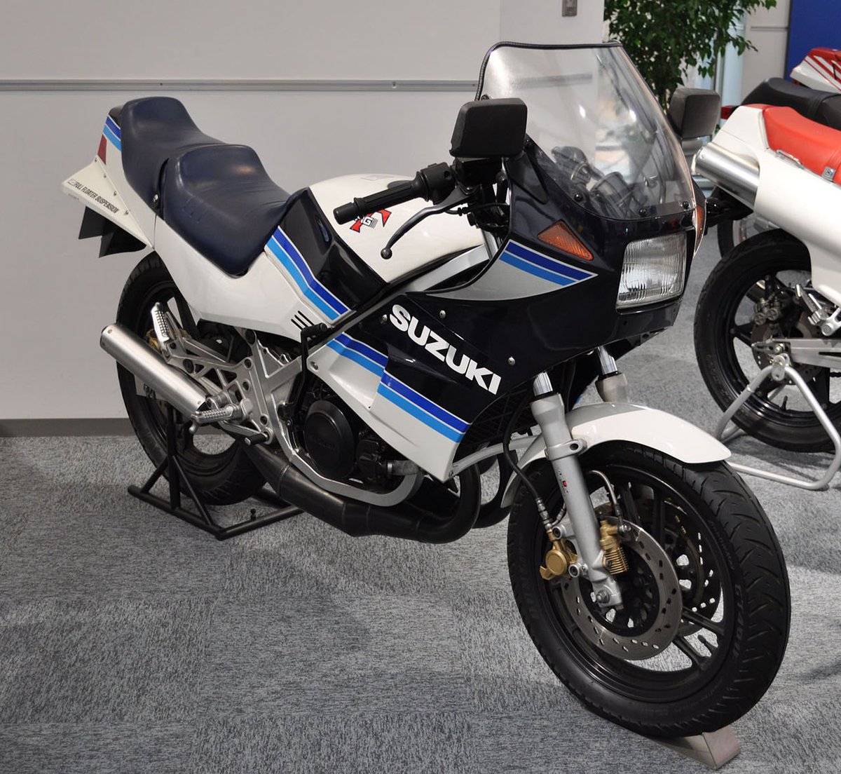 Exantia6F's tweet photo. さて、某動画でバイオマンを見ていたのだが、やっぱ初代イエローフォーの小泉ミカの愛車のスズキRG250Γ(ガンマ)は、今見てもシブいよなぁ。#超電子バイオマン #スズキRG250Γ https://t.co/Zk5AuGtLes