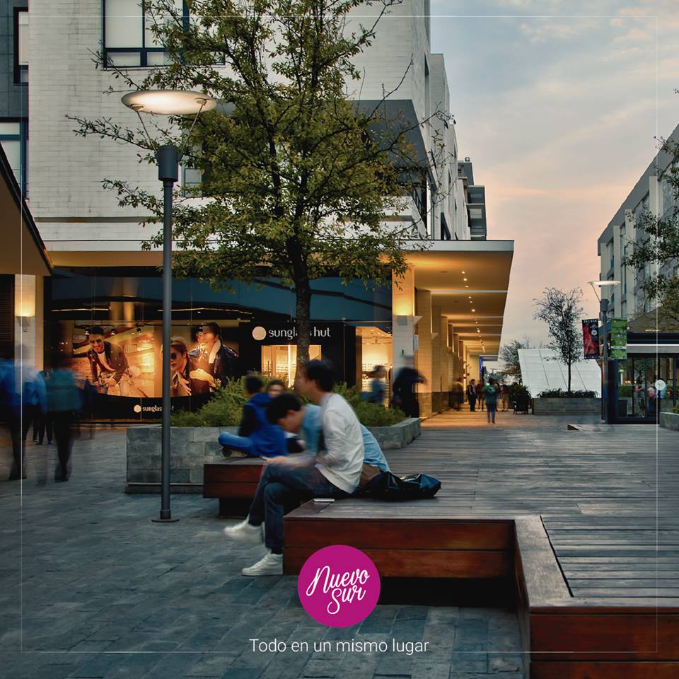 Caminar por el centro comercial a unos pasos de tu hogar y disfrutar de una gran variedad de restaurantes, cine, bancos, super entre otras opciones para ir. #TodoEnUnMismoLugar #NuevoSur ¡Últimas #Casas y #Departamentos! #Monterrey +info. nuevosur.com/casasydepartam…