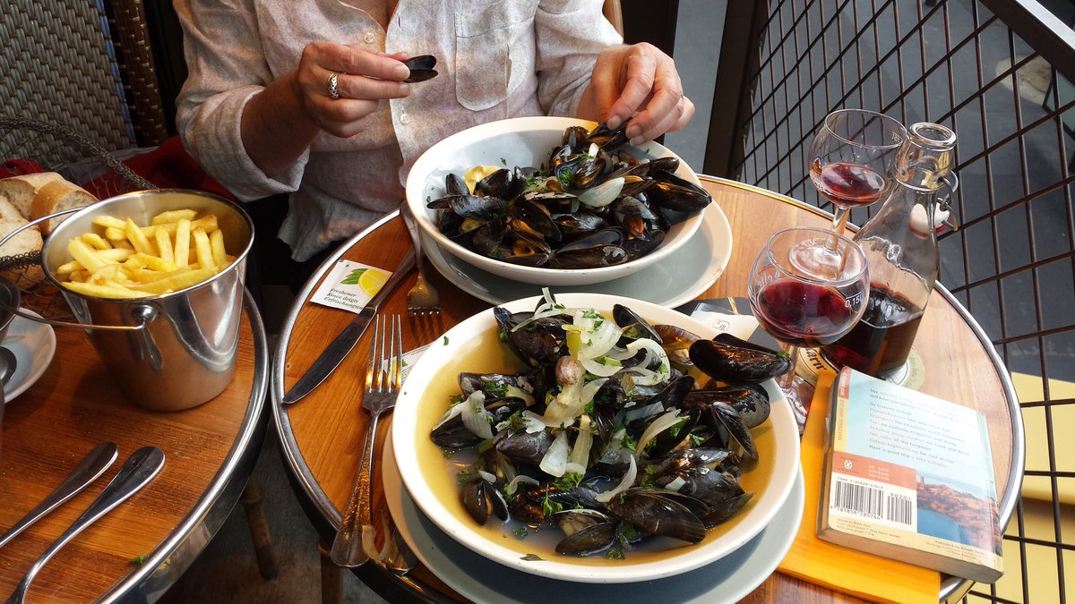 LesWalton's tweet photo. Paris Au Trappiste dan le Rue De Saint Denis avec mois femme. Très bonnes bières et beaucoup de choix, Superb Moules &amp; Frittes. Really good beers and lots of choice.Superb Moules &amp; Frittes. I recommend it :-) https://t.co/CXEXHmvp8z