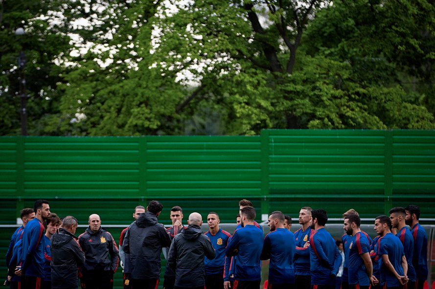 _bookandball's tweet photo. Esta tarde todos con la @SeFutbol ¡Seguro que pasamos primeros de grupo! #futbol #mundial2018 https://t.co/1WWEg4uxIx