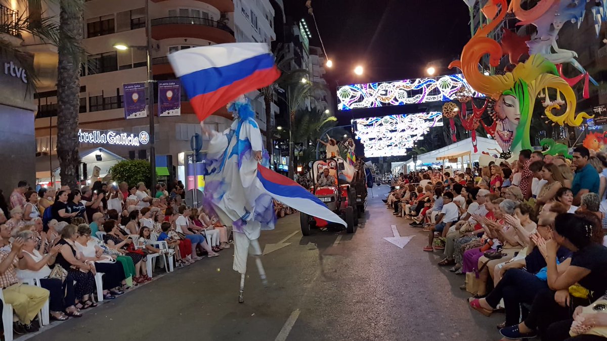 Fenomenal actuación nuestra en Desfile internacional de hogueras Alicante 2018! Gracias a todos: organizadores, artistas y espectadores por muy buena acogida!!!
facebook.com/Casa.Rusia.en.…